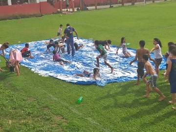 Encontro de crianças no gramado de estádio vira festa em Marechal Floriano