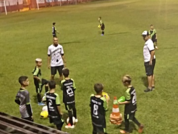 Futebol infantil de Marechal Floriano treina sem parar para torneio em Vitória