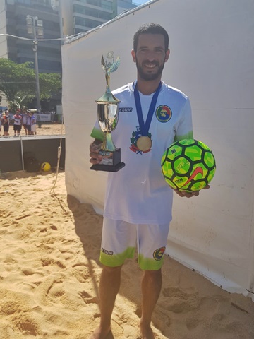 Jogador de futebol de areia de Marechal Floriano na Seleção do Brasil