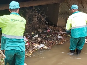 Lixo lançado no Córrego Batatal afluente do Braço Sul do Rio Jucu