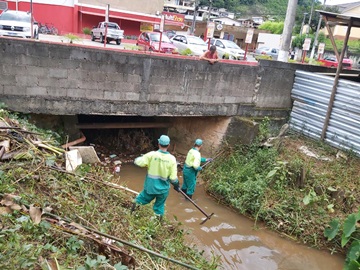 Lixo lançado no Córrego Batatal afluente do Braço Sul do Rio Jucu 2
