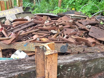 Material enferrujado ao lado da antiga estação ferroviária