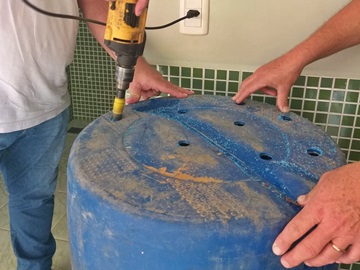 Nova lixeira substitui a outra roubada numa rua movimentada de Marechal Floriano