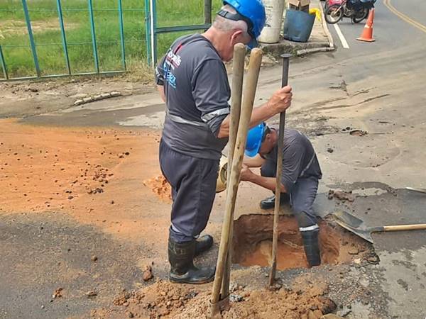 Rompimento na rede de agua tratada provoca reducao no abastecimento em Marechal Floriano 03