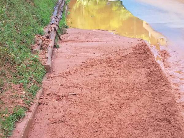 Rua da sede de Marechal Floriano enlameada pela forte chuva de ontem 14 02
