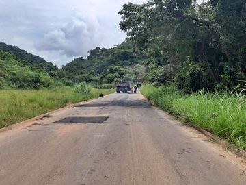 Via destru&iacute;da pelas fortes chuvas est&aacute; sendo recuperada em Alfredo Chaves