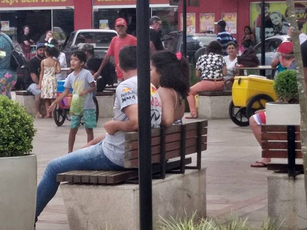 Visitantes moradores e sitiantes lotam ruas e praca em Marechal Floriano 02