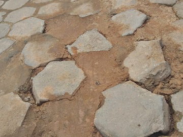 Acabamento no piso de rua após instalação de esgotos atormenta moradores de Marechal Floriano
