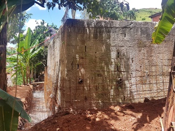 Antiga linha férrea em Marechal Floriano terá capim cortado após recuperação de muro 2