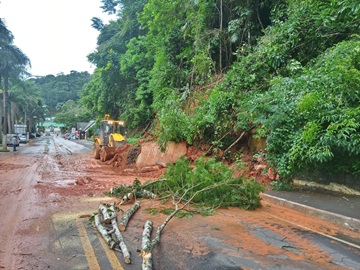 Barreiras interditam estradas e deixam comunidades isoladas 