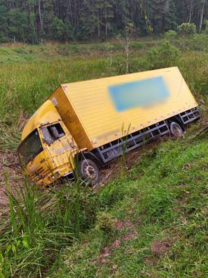 Caminhao de entregas tomba em rodovia estadual durante fortes chuvas 02