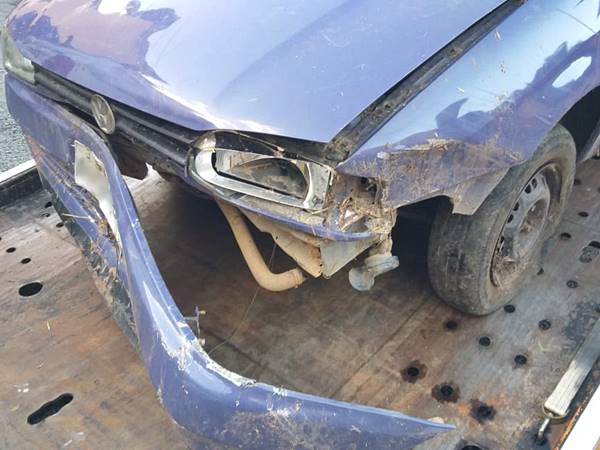 Carro de passeio derrapa na pista molhada em Victor Hugo e colide com pedreira 02