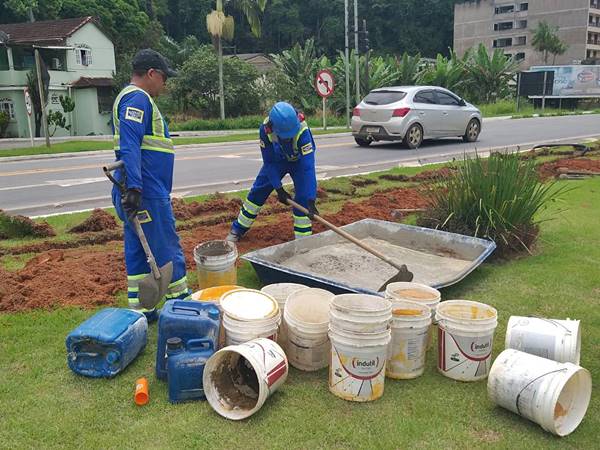 Empreiteira do DNIT instala nova sinalizacao vertical na BR 262 no Espirito Santo 02