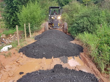Equipe da Prefeitura de Marechal Floriano reconstrói estradas danificadas pelas chuvas