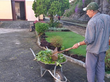 Flores nos jardins ao lado da antiga estação ferroviária são mantidas em Marechal Floriano
