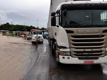 Motoristas relatam medo ao avistar cachoeira de lama na BR 262