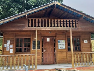 O furto de um aparelho de televisão dinheiro para troco sobras de salgados doces e também a destruição da parte frontal 