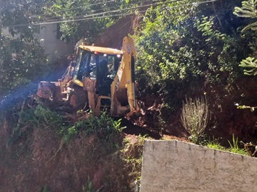 Remoção de barreiras caídas e calçamento nos acessos às residências em Marechal Floriano