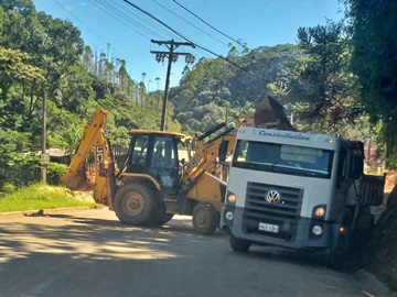 Remoção de barreiras caídas e calçamento nos acessos às residências em Marechal Floriano 2