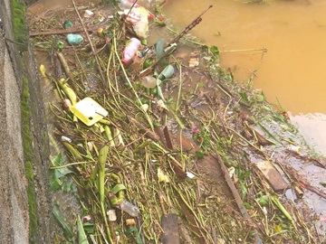 Sujeira e encanamentos reduzem vazão da água de um córrego em Marechal Floriano