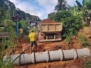 Tratores trabalham nas estradas destruídas em Marechal Floriano e bueiros são reconstruídos