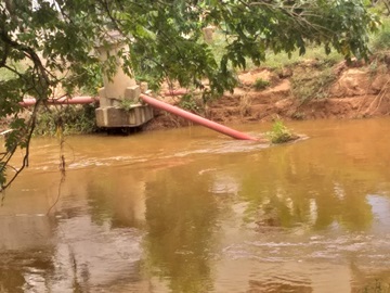 Tubulação de esgotos rompe e derrama dejetos no Braço Sul do Rio Jucu 2