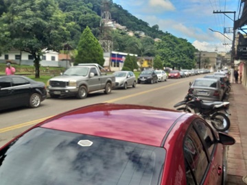 Aumenta movimento de carros nas ruas e de pedestres nas calçadas em Marechal Floriano