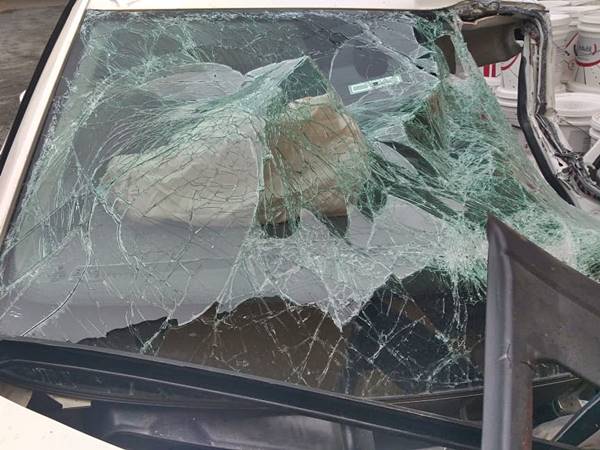 Caminhao e carro de passeio colidem e deixam homem gravemente ferido na BR262 02