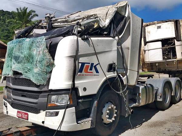 Carreta com carga de carne tomba na Br 262 e interdita parcialmente a rodovia 03