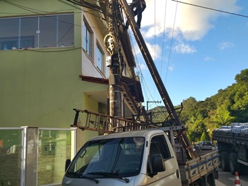 Eletricistas realizam reparo em iluminação pública em Marechal Floriano