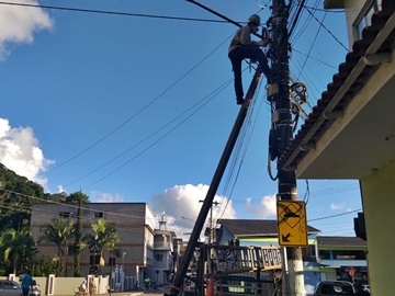 Eletricistas realizam reparo em iluminação pública em Marechal Floriano 2
