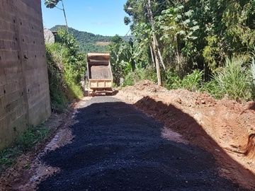 Limpeza e tapagem de buracos em um bairro importante da sede de Marechal Floriano