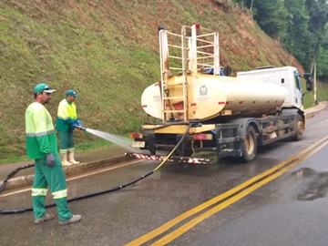 Matagais cortados e piso de rua lavado no Bairro Santa Rita em Marechal Floriano 2