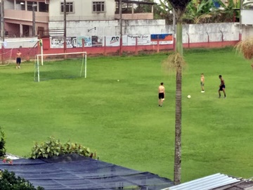 Meninos aproveitam para jogar bola no feriado em Marechal Floriano