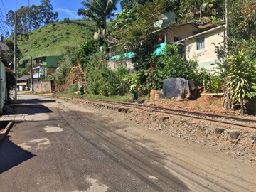 Moradores contentes com a limpeza na linha do trem no Bairro Poço Fundo em Marechal Floriano