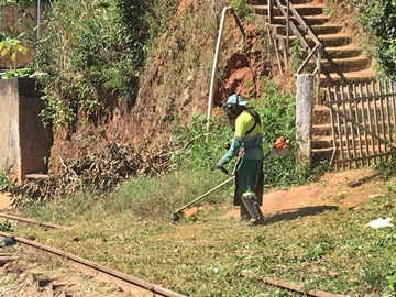Moradores contentes com a limpeza na linha do trem no Bairro Poço Fundo em Marechal Floriano 2