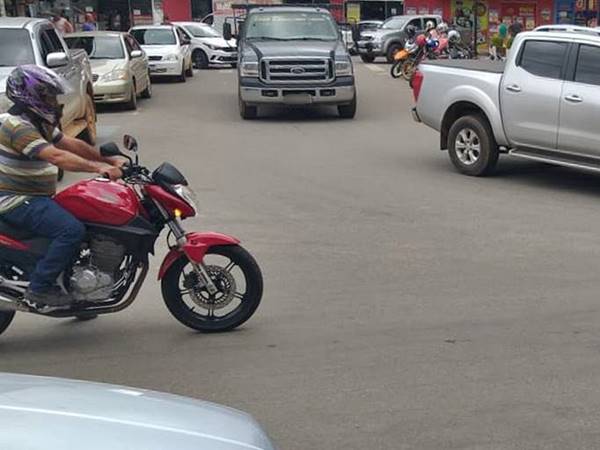 Movimentacao de carros motos e pedestres provoca lotacao em Marechal Floriano 02