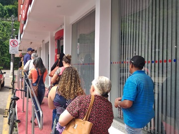 Parte dos aposentados que vão ao banco usam máscara de proteção em Marechal Floriano