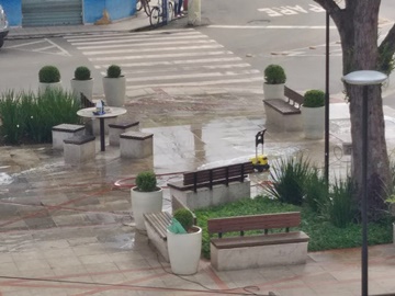Praça lavada nessa manhã 14 com equipamentos e produtos especiais em Marechal Floriano