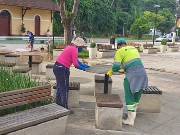 Praça lavada nessa manhã 15 com equipamentos e produtos especiais em Marechal Floriano