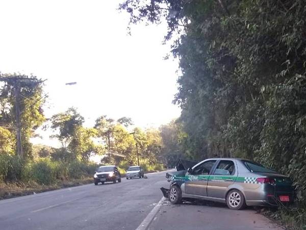 Taxista sai ileso apos veiculo rodar na pista da BR262 em Marechal Floriano 02