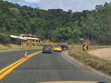 Trecho de pista asfáltica da BR 262 recém reformada ganha nova sinalização horizontal