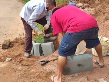 Vias em nível alto recebem calçamento no Bairro Santa Rita em Marechal Floriano
