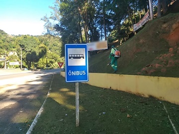 Capim alto aparado e lixo espalhado ao lado da BR 262 é removido em Marechal Floriano