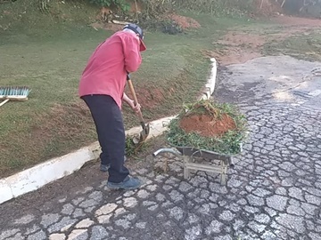 Capim alto aparado e lixo espalhado ao lado da BR 262 é removido em Marechal Floriano 2