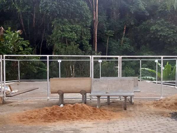 Chegaram os bancos de concreto para o parquinho infantil no Bairro Poco Fundo em Marechal Floriano 02