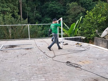 Construção das grades de proteção continua próxima Rio do Braço Sul