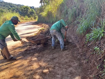 Esgotos pluviais somem na lama na estrada entre Marechal Floriano e Alfredo Chaves