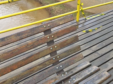 Faixas plásticas para evitar aglomerações são estraçalhadas em Marechal Floriano