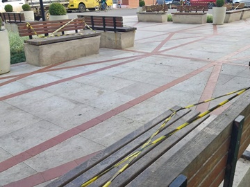 Faixas plásticas postas para evitar aglomerações continuam nos locais em Marechal Floriano